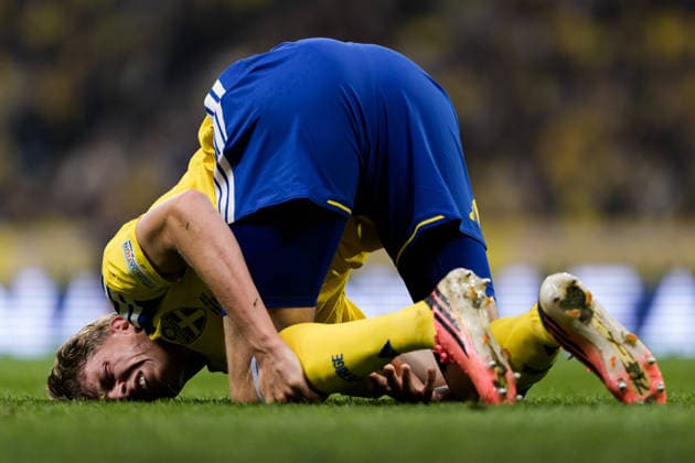 260925 Alexander Bernhardsson of Sweden in pain during the Nations League football match between Sweden and Romania on September 25, 2026 in Stockholm. Photo: Joel Marklund BILDBYRAN kod JM JM0854 bbeng fotboll football soccer fotball nations league uefa nations league sverige sweden sverige a rumänien romania Copyright: JOELxMARKLUND BB260925JM033