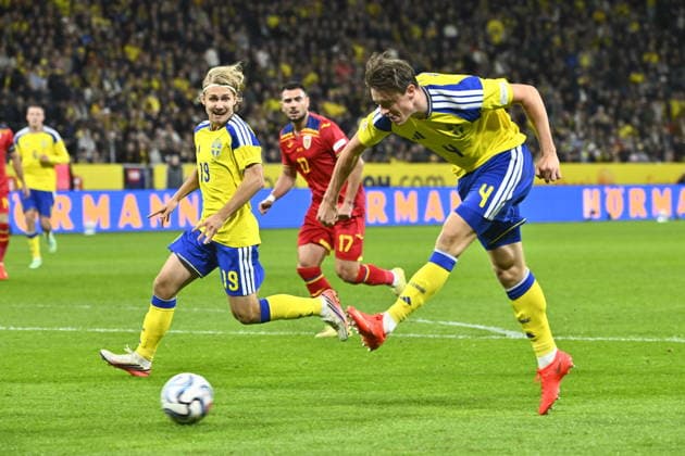 STOCKHOLM, SVERIGE 20260925 Sveriges Elliot Stroud och Sebastian Nanasi under fredagens fotbollsmatch i Nations League mellan Sverige och Rumänien pa Strawberry Arena. STOCKHOLM SVERIGE x10090x