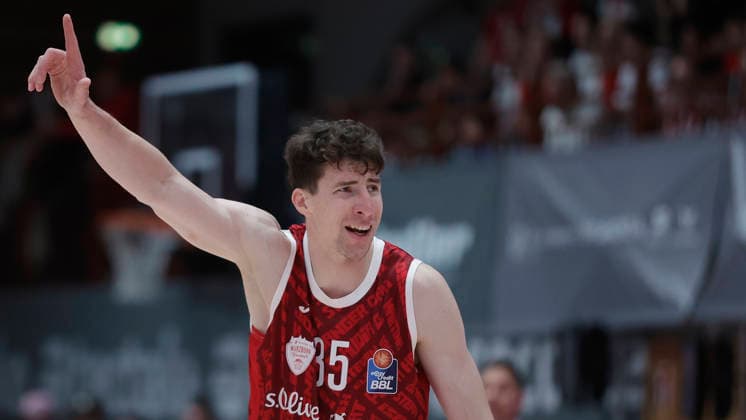 Im Bild: Alen Pjanic (Wuerzburg Baskets, 35) mit Anweisungen 25.09.2026, Fitness First Wuerzburg Baskets vs. EWE Baskets Oldenburg, easyCredit BBL, 2. Spieltag, Deutschland, 97072, tectake-Arena Wuerzburg, Copyright: HMBxMedia xJulienxBecker