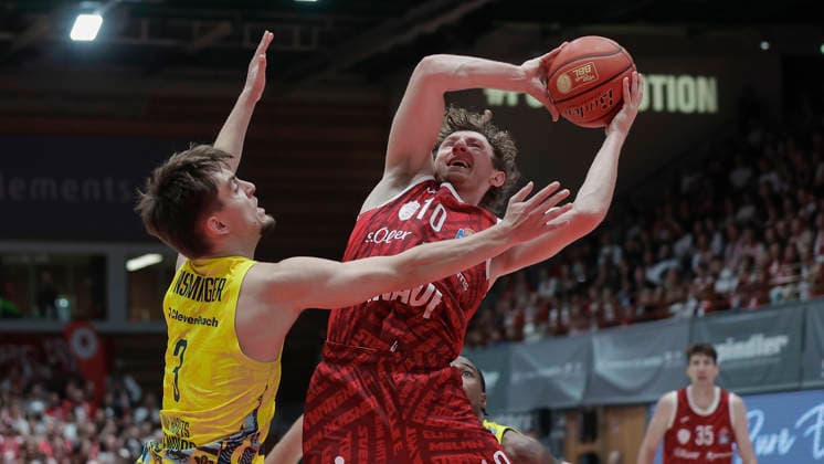 Im Bild: v.li. Zachary Ensminger (EWE Baskets Oldenburg, 3) gegen Calvin Wishart (Wuerzburg Baskets, 10) am Ball 25.09.2026, Fitness First Wuerzburg Baskets vs. EWE Baskets Oldenburg, easyCredit BBL, 2. Spieltag, Deutschland, 97072, tectake-Arena Wuerzburg, Copyright: HMBxMedia xJulienxBecker