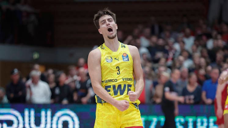 Im Bild: Jubel bei Zachary Ensminger (EWE Baskets Oldenburg, 3) 25.09.2026, Fitness First Wuerzburg Baskets vs. EWE Baskets Oldenburg, easyCredit BBL, 2. Spieltag, Deutschland, 97072, tectake-Arena Wuerzburg, Copyright: HMBxMedia xJulienxBecker