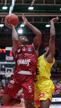 Im Bild: v.li. Kenny Dye (Wuerzburg Baskets, 5) mit dem Korbleger gegen Jeremy Roach (EWE Baskets Oldenburg, 5) 25.09.2026, Fitness First Wuerzburg Baskets vs. EWE Baskets Oldenburg, easyCredit BBL, 2. Spieltag, Deutschland, 97072, tectake-Arena Wuerzburg, Copyright: HMBxMedia xJulienxBecker