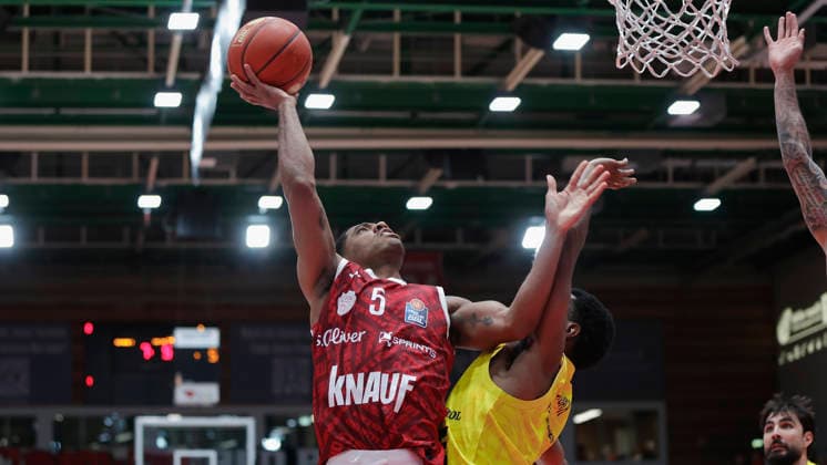 Im Bild: v.li. Kenny Dye (Wuerzburg Baskets, 5) mit dem Korbleger gegen Jeremy Roach (EWE Baskets Oldenburg, 5) 25.09.2026, Fitness First Wuerzburg Baskets vs. EWE Baskets Oldenburg, easyCredit BBL, 2. Spieltag, Deutschland, 97072, tectake-Arena Wuerzburg, Copyright: HMBxMedia xJulienxBecker