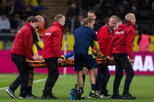 260925 Emil Holm of Sweden leaves the pitch on a stretcher due to injury during the Nations League football match between Sweden and Romania on September 25, 2026 in Stockholm. Photo: Kenta Jönsson BILDBYRAN COP 210 JM0854 bbeng fotboll football soccer fotball nations league uefa nations league sverige sweden sverige a rumänien romania skada Copyright: KENTAxJÖNSSON BB260925KJ043