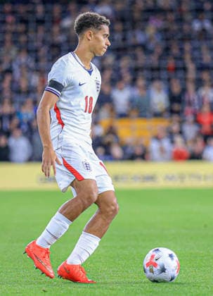 England Under 21 v Kazakhstan Under 21 UEFA EURO, EM, Europameisterschaft,Fussball U21, U 21 2027 Qualifiers Joshua King of England Under 21 in possession during the UEFA Euro U21 2027 Qualifiers match at Molineux, Wolverhampton 25 09 2026 UK Newspapers OUT Copyright: xBenxCookx FIL-23997-0004
