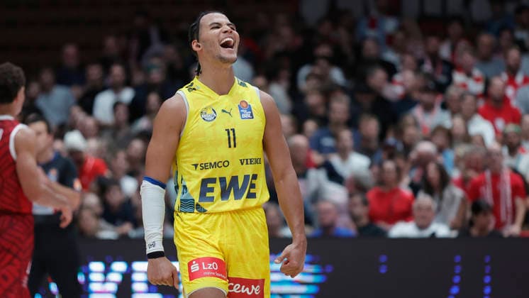 Im Bild: Jubel nach dem Sieg bei Nicholas Tischler (EWE Baskets Oldenburg, 11) 25.09.2026, Fitness First Wuerzburg Baskets vs. EWE Baskets Oldenburg, easyCredit BBL, 2. Spieltag, Deutschland, 97072, tectake-Arena Wuerzburg, Copyright: HMBxMedia xJulienxBecker