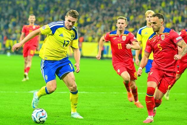 Strawberry Arena SOLNA, SWEDEN - SEPTEMBER 25: Viktor Gyokeres of Sweden and Virgil Ghita of Romania in the EUFA Nations League match between Sweden and Romania at Strawberry Arena on September 25, 2026 in Solna, Sweden. (Peter Sonander SPP) Copyright: xx spp-en-PeSo-20260925_SPP_PeterSonander_0190
