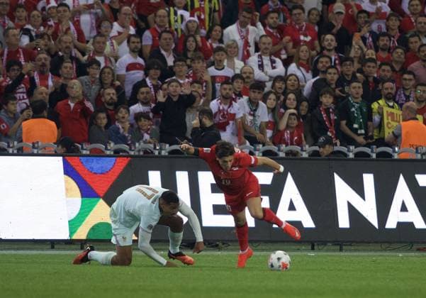 Turkiye v France - UEFA Nations League KOCAELI, TURKIYE - SEPTEMBER 25: Arda Guler (R) of Turkiye in action during the UEFA Nations League A Group 1 match between Turkiye and France at Kocaeli Stadium in Kocaeli, Turkiye, on September 25, 2026. Tahir Turan Eroglu Anadolu Kocaeli Turkey. Editorial use only. Please get in touch for any other usage.  Copyright: x2026xAnadoluxTahirxTuranxEroglux
