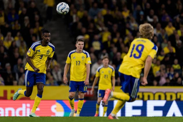 260925 Alexander Isak, Viktor Gyökeres and Sebastian Nanasi of Sweden during the Nations League football match between Sweden and Romania on September 25, 2026 in Stockholm. Photo: Joel Marklund BILDBYRAN kod JM JM0854 bbeng fotboll football soccer fotball nations league uefa nations league sverige sweden sverige a rumänien romania Copyright: JOELxMARKLUND BB260925JM042