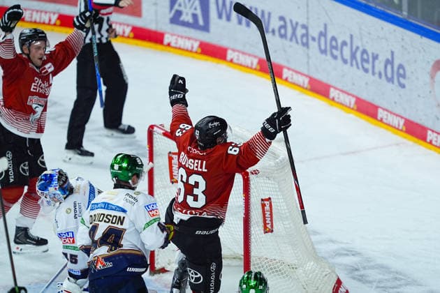 25.09.2026, xydrx, Eishockey, Penny DEL, Kölner Haie - Eisbären Berlin, Saison 2026 2027, Lanxess-Arena Köln: Torjubel nach dem Tor zum 5:5 für die Kölner Haie durch Torschütze Patrick Russell (Kölner Haie, 63) Copyright: HMBxMedia YannisxDreimann