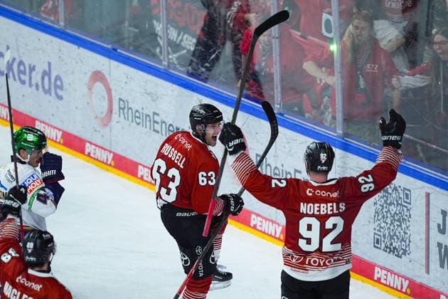 25.09.2026, xydrx, Eishockey, Penny DEL, Kölner Haie - Eisbären Berlin, Saison 2026 2027, Lanxess-Arena Köln: Torjubel nach dem Tor zum 5:5 für die Kölner Haie durch Torschütze Patrick Russell (Kölner Haie, 63) zusammen mit Marcel Noebels (Kölner Haie, 92) Copyright: HMBxMedia YannisxDreimann