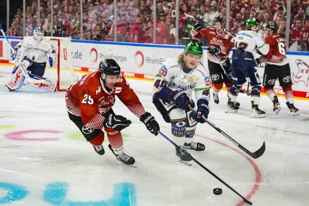 Eishockey Penny-DEL 3.Spieltag Kölner Haie - Eisbären Berlin am 25.09.2026 in der Lanxess Arena in Köln Tim Fleischer ( Köln ), links - Korbinian Geibel ( Berlin ), rechts Gemäß den Vorgaben der DEL Deutsche Eishockey Liga ist die Publikation und Weiterverwertung der Aufnahmen in elektronischen Medien und Endgeräten aller Art während des laufenden Spiels nicht zulässig.