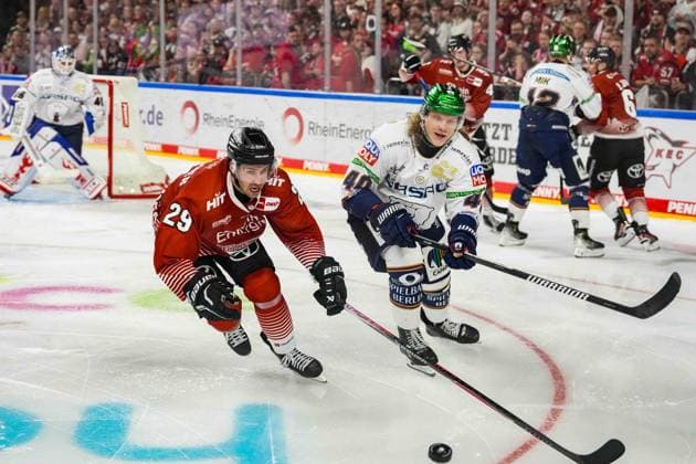 Eishockey Penny-DEL 3.Spieltag Kölner Haie - Eisbären Berlin am 25.09.2026 in der Lanxess Arena in Köln Tim Fleischer ( Köln ), links - Korbinian Geibel ( Berlin ), rechts Gemäß den Vorgaben der DEL Deutsche Eishockey Liga ist die Publikation und Weiterverwertung der Aufnahmen in elektronischen Medien und Endgeräten aller Art während des laufenden Spiels nicht zulässig.