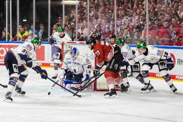 Eishockey Penny-DEL 3.Spieltag Kölner Haie - Eisbären Berlin am 25.09.2026 in der Lanxess Arena in Köln Viel Verkehr vor Jack LaFontaine ( Berlin ), mitte Gemäß den Vorgaben der DEL Deutsche Eishockey Liga ist die Publikation und Weiterverwertung der Aufnahmen in elektronischen Medien und Endgeräten aller Art während des laufenden Spiels nicht zulässig.