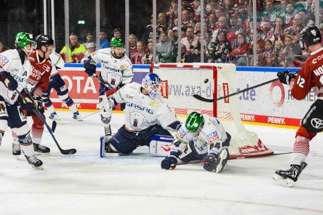 Eishockey Penny-DEL 3.Spieltag Kölner Haie - Eisbären Berlin am 25.09.2026 in der Lanxess Arena in Köln Marcel Noebels ( Köln ), rechts aussen - erzielt den Anschlusstreffer zum 4:5 Gemäß den Vorgaben der DEL Deutsche Eishockey Liga ist die Publikation und Weiterverwertung der Aufnahmen in elektronischen Medien und Endgeräten aller Art während des laufenden Spiels nicht zulässig.