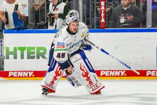 Eishockey Penny-DEL 3.Spieltag Kölner Haie - Eisbären Berlin am 25.09.2026 in der Lanxess Arena in Köln Jack LaFontaine ( Berlin ), war mit der ausgesprochenen Strafe gegen seine Mannschaft wegen Spielverzögerung überhaupt nicht einverstanden Gemäß den Vorgaben der DEL Deutsche Eishockey Liga ist die Publikation und Weiterverwertung der Aufnahmen in elektronischen Medien und Endgeräten aller Art während des laufenden Spiels nicht zulässig.