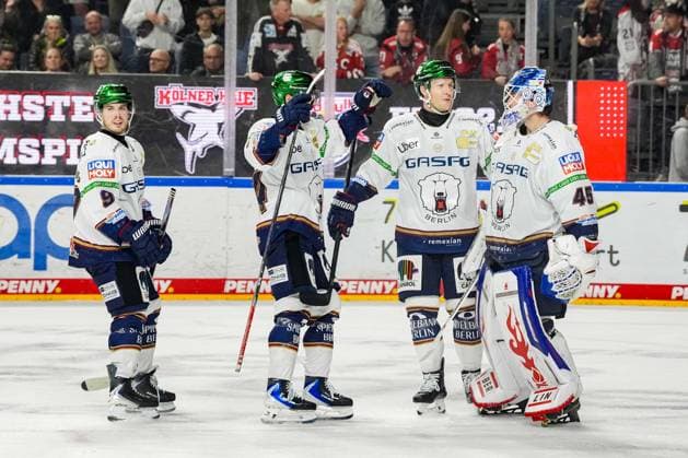 Eishockey Penny-DEL 3.Spieltag Kölner Haie - Eisbären Berlin am 25.09.2026 in der Lanxess Arena in Köln Berlins Spieler feiern den 5:6 Auswärtssieg nach Penaltyschiessen und bedanken sich bei Jack LaFontaine ( Berlin ), rechts für die gute Leistung Gemäß den Vorgaben der DEL Deutsche Eishockey Liga ist die Publikation und Weiterverwertung der Aufnahmen in elektronischen Medien und Endgeräten aller Art während des laufenden Spiels nicht zulässig.
