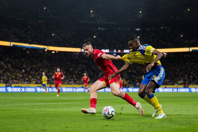 260925 Radu DrÄƒguÈ™in of Romania and Alexander Isak of Sweden during the Nations League football match between Sweden and Romania on September 25, 2026 in Stockholm. Photo: Emma Wallskog BILDBYRAN kod EW JM0854 bbeng fotboll football soccer fotball nations league uefa nations league sverige sweden sverige a rumänien romania Copyright: EMMAxWALLSKOG BB260925EW049