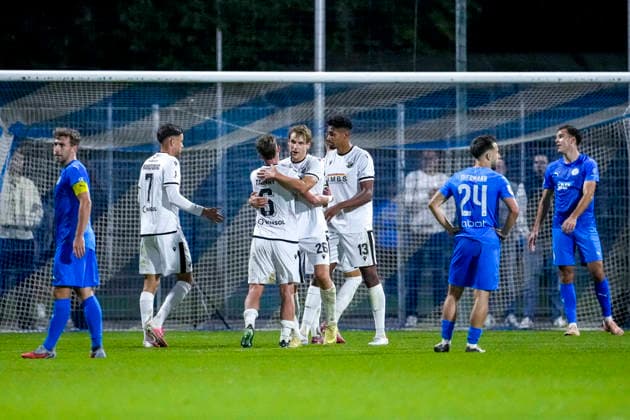 v.li.: David Mamutovic (SVS, 7), Niklas Tarnat (SVS, 6), Max Christiansen (SVS, 26), Yannick Osee (SVS, 13), Spieler vom SV Sandhausen (SVS), Jubel nach dem Schlusspfiff, Freude über den Sieg, Sieger, Gewinner, jubelt, jubeln, fröhlich, positiv, freut sich, freuen, optimistisch, Highlight, Action, Aktion, 25.09.2026, Walldorf (Deutschland), Fussball, Regionalliga Südwest, FC-Astoria Walldorf - SV Sandhausen