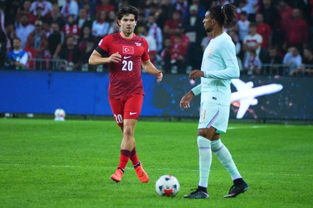 KOCAELI , TURKEY , SEPTEMBER 25 : Ferdi Kadioglu (L) of Turkey and Michael Olise of France during the UEFA Nations A League Group 1 match between Turkey and France at Kocaeli Turca Stadium on September 25, 2026 , in Kocaeli Turkey . ( Photo by Seskimphoto ) Kocaeli TURKEY Kocaeli TURKEY Copyright: xSeskimphotox Turkiye-France-2509 (171)