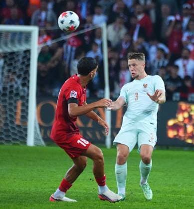 France s player Adrien Truffert actions with Turkiye s players Oguz Aydin during the UEFA Nations League soccer match between Turkiye and France in Kocaeli, Turkiye, 25 September 2026. ( Copyright: FatihxErdogdux-xDepoxPhotos) 19255856