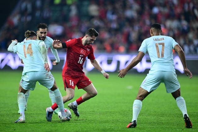 Turkiye v France - UEFA Nations League KOCAELI, TURKIYE - SEPTEMBER 25: Adrien Rabiot (14) of France in action against Ismail Yuksek (16) of Turkiye during the UEFA Nations League A League Group 1 match between Turkiye and France at Kocaeli Stadium in Kocaeli, Turkiye, on September 25, 2026. Abdulhamid Hosbas Anadolu Kocaeli Turkey. Editorial use only. Please get in touch for any other usage.  Copyright: x2026xAnadoluxAbdulhamidxHosbasx
