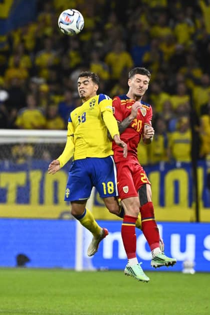 STOCKHOLM, SVERIGE 20260925 Sveriges Yasin Ayari och Rumäniens Dennis Man under fredagens fotbollsmatch i Nations League mellan Sverige och Rumänien pa Strawberry Arena. STOCKHOLM SVERIGE x10090x