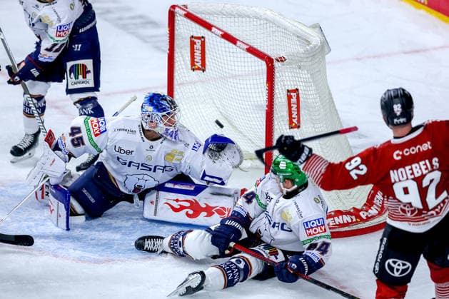 25.09.2026, Eishockey, DEL, Kölner Haie - Eisbären Berlin, 3.Spieltag, Saison 2026 27, Lanxess-Arena Köln: Torschuss Schuss Treffer Tor zum 4:5 durch Torschütze Marcel Noebels (Koelner Haie 92) Nordrhein-Westfalen Deutschland