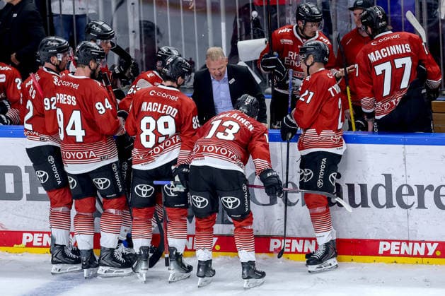 25.09.2026, Eishockey, DEL, Kölner Haie - Eisbären Berlin, 3.Spieltag, Saison 2026 27, Lanxess-Arena Köln: Trainer gibt Anweisungen Auszeit Kölner Haie Nordrhein-Westfalen Deutschland