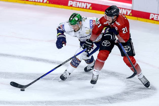 25.09.2026, Eishockey, DEL, Kölner Haie - Eisbären Berlin, 3.Spieltag, Saison 2026 27, Lanxess-Arena Köln: Gabriel Fontaine (Eisbären Berlin 97) im Zweikampf gegen Juhani Tyrväinen (Koelner Haie 21) Nordrhein-Westfalen Deutschland