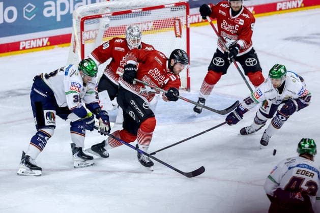 25.09.2026, Eishockey, DEL, Kölner Haie - Eisbären Berlin, 3.Spieltag, Saison 2026 27, Lanxess-Arena Köln: Brady Austin (Koelner Haie 57) verteidigt gegen Yannick Veilleux (Eisbären Berlin 38) Frederik Tiffels (Eisbären Berlin 95) Nordrhein-Westfalen Deutschland