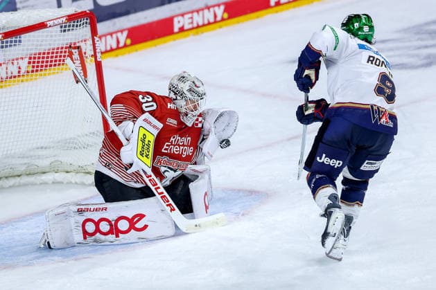 25.09.2026, Eishockey, DEL, Kölner Haie - Eisbären Berlin, 3.Spieltag, Saison 2026 27, Lanxess-Arena Köln: Goalie Janne Juvonen (Koelner Haie 30) verteidigt im Penalty schießen gegen Ty Ronning (Eisbären Berlin 09) in Overtime Nordrhein-Westfalen Deutschland