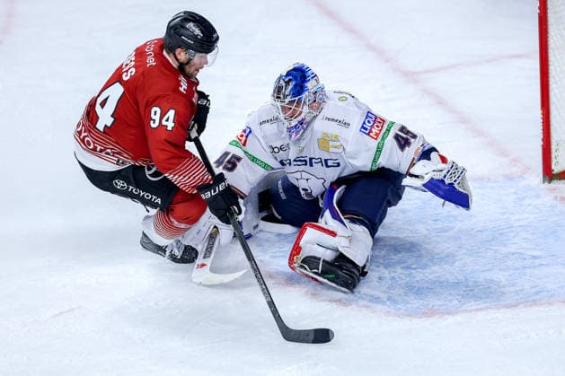 25.09.2026, Eishockey, DEL, Kölner Haie - Eisbären Berlin, 3.Spieltag, Saison 2026 27, Lanxess-Arena Köln: Goalie Jack LaFontaine (Eisbären Berlin 45) verteidigt im Penalty schießen gegen Robin Press (Koelner Haie 94) in Overtime Nordrhein-Westfalen Deutschland