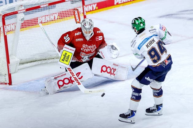 25.09.2026, Eishockey, DEL, Kölner Haie - Eisbären Berlin, 3.Spieltag, Saison 2026 27, Lanxess-Arena Köln: Goalie Janne Juvonen (Koelner Haie 30) verteidigt im Penalty schießen gegen Liam Kirk (Eisbären Berlin 94) in Overtime Nordrhein-Westfalen Deutschland