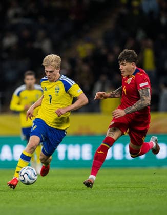 260925 Lucas Bergvall of Sweden and Andrei CoubiÈ™ of Romania during the Nations League football match between Sweden and Romania on September 25, 2026 in Stockholm. Photo: Emma Wallskog BILDBYRAN kod EW JM0854 bbeng fotboll football soccer fotball nations league uefa nations league sverige sweden sverige a rumänien romania Copyright: EMMAxWALLSKOG BB260925EW054