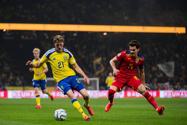 260925 Alexander Bernhardsson of Sweden and Ianis Hagi of Romania during the Nations League football match between Sweden and Romania on September 25, 2026 in Stockholm. Photo: Emma Wallskog BILDBYRAN kod EW JM0854 bbeng fotboll football soccer fotball nations league uefa nations league sverige sweden sverige a rumänien romania Copyright: EMMAxWALLSKOG BB260925EW061