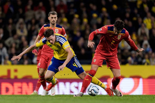 260925 Elliot Stroud of Sweden and Andrei RaÈ›iu of Romania during the Nations League football match between Sweden and Romania on September 25, 2026 in Stockholm. Photo: Joel Marklund BILDBYRAN kod JM JM0854 bbeng fotboll football soccer fotball nations league uefa nations league sverige sweden sverige a rumänien romania Copyright: JOELxMARKLUND BB260925JM057