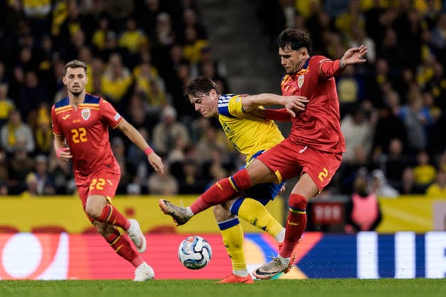 260925 Elliot Stroud of Sweden and Andrei RaÈ›iu of Romania during the Nations League football match between Sweden and Romania on September 25, 2026 in Stockholm. Photo: Joel Marklund BILDBYRAN kod JM JM0854 bbeng fotboll football soccer fotball nations league uefa nations league sverige sweden sverige a rumänien romania Copyright: JOELxMARKLUND BB260925JM058