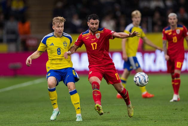 260925 Daniel Svensson of Sweden and Vladimir Screciu of Romania during the Nations League football match between Sweden and Romania on September 25, 2026 in Stockholm. Photo: Kenta Jönsson BILDBYRAN COP 210 JM0854 bbeng fotboll football soccer fotball nations league uefa nations league sverige sweden sverige a rumänien romania Copyright: KENTAxJÖNSSON BB260925KJ055