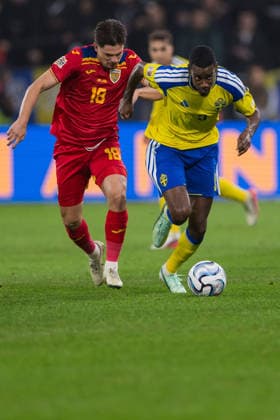 260925 RÄƒzvan Marin of Romania and Alexander Isak of Sweden during the Nations League football match between Sweden and Romania on September 25, 2026 in Stockholm. Photo: Kenta Jönsson BILDBYRAN COP 210 JM0854 bbeng fotboll football soccer fotball nations league uefa nations league sverige sweden sverige a rumänien romania Copyright: KENTAxJÖNSSON BB260925KJ057
