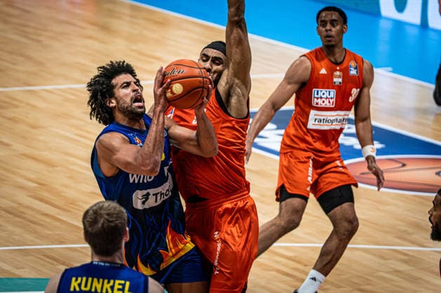 easyCredit BBL - Phoenix Hagen vs. ratiopharm ulm, Hagen, 25.09.2026, Ischelandhalle Hagen Trenton Gibson (33, Phoenix Hagen, SG) beim zug zum Korb, verteidigt von Armel Traore (94, ratiopharm ulm, C) ; easyCredit BBL - Phoenix Hagen vs. ratiopharm ulm, Hagen, 25.09.2026, Ischelandhalle Hagen Copyright: xBEAUTIFULxSPORTS Piepenstockx