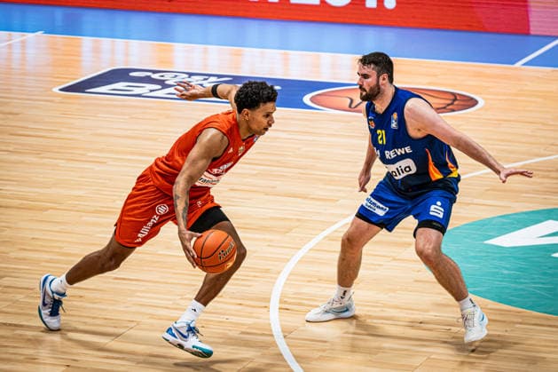 easyCredit BBL - Phoenix Hagen vs. ratiopharm ulm, Hagen, 25.09.2026, Ischelandhalle Hagen Tim Uhlemann (21, Phoenix Hagen, PF) verteidigt Michael Rataj (12, ratiopharm ulm, PF) ; easyCredit BBL - Phoenix Hagen vs. ratiopharm ulm, Hagen, 25.09.2026, Ischelandhalle Hagen Copyright: xBEAUTIFULxSPORTS Piepenstockx