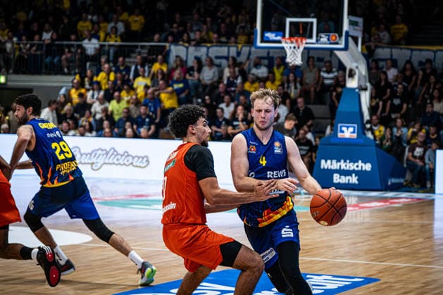 easyCredit BBL - Phoenix Hagen vs. ratiopharm ulm, Hagen, 25.09.2026, Ischelandhalle Hagen Bjarne Kraushaar (4, Phoenix Hagen, PG) verteidigt von Adam Atamna (0, ratiopharm ulm, PG) ; easyCredit BBL - Phoenix Hagen vs. ratiopharm ulm, Hagen, 25.09.2026, Ischelandhalle Hagen Copyright: xBEAUTIFULxSPORTS Piepenstockx
