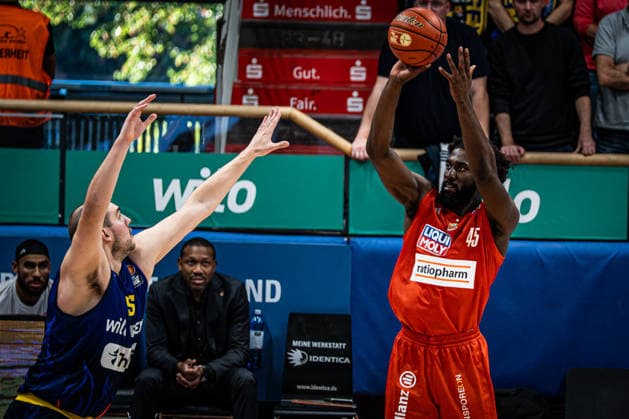 easyCredit BBL - Phoenix Hagen vs. ratiopharm ulm, Hagen, 25.09.2026, Ischelandhalle Hagen Oluwasimisola Shittu (45, ratiopharm ulm, C) mit einem Dreier; easyCredit BBL - Phoenix Hagen vs. ratiopharm ulm, Hagen, 25.09.2026, Ischelandhalle Hagen Copyright: xBEAUTIFULxSPORTS Piepenstockx
