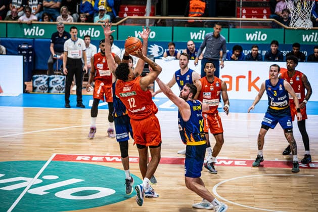easyCredit BBL - Phoenix Hagen vs. ratiopharm ulm, Hagen, 25.09.2026, Ischelandhalle Hagen Michael Rataj (12, ratiopharm ulm, PF) beim wurf, verteidigt von Tim Uhlemann (21, Phoenix Hagen, PF) ; easyCredit BBL - Phoenix Hagen vs. ratiopharm ulm, Hagen, 25.09.2026, Ischelandhalle Hagen Copyright: xBEAUTIFULxSPORTS Piepenstockx