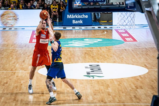 easyCredit BBL - Phoenix Hagen vs. ratiopharm ulm, Hagen, 25.09.2026, Ischelandhalle Hagen Devin Schmidt (8, ratiopharm ulm, SG) beim Dreipunktwurf, verteidigt von Adam Kunkel (3, Phoenix Hagen, SG) ; easyCredit BBL - Phoenix Hagen vs. ratiopharm ulm, Hagen, 25.09.2026, Ischelandhalle Hagen Copyright: xBEAUTIFULxSPORTS Piepenstockx