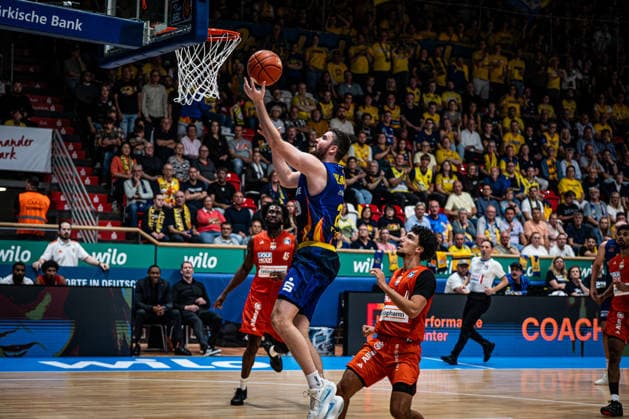 easyCredit BBL - Phoenix Hagen vs. ratiopharm ulm, Hagen, 25.09.2026, Ischelandhalle Hagen Tim Uhlemann (21, Phoenix Hagen, PF) beim Korbleger ; easyCredit BBL - Phoenix Hagen vs. ratiopharm ulm, Hagen, 25.09.2026, Ischelandhalle Hagen Copyright: xBEAUTIFULxSPORTS Piepenstockx
