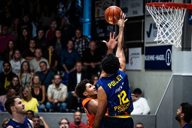 easyCredit BBL - Phoenix Hagen vs. ratiopharm ulm, Hagen, 25.09.2026, Ischelandhalle Hagen Tyler Polley (12, Phoenix Hagen, SF) beim Block ; easyCredit BBL - Phoenix Hagen vs. ratiopharm ulm, Hagen, 25.09.2026, Ischelandhalle Hagen Copyright: xBEAUTIFULxSPORTS Piepenstockx