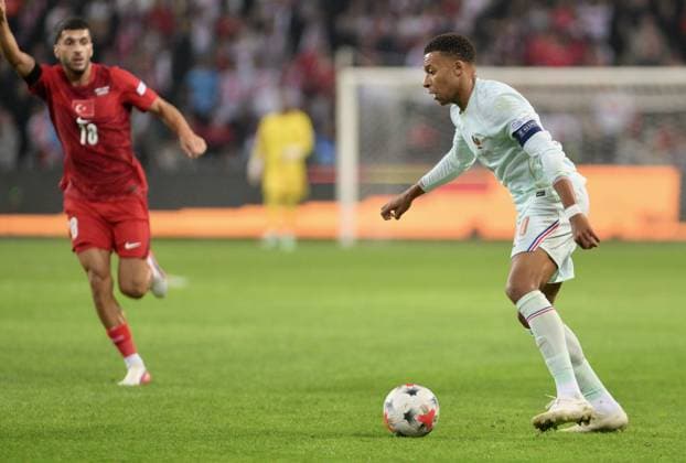 Turkiye v France - UEFA Nations League KOCAELI, TURKIYE - SEPTEMBER 25: Kylian Mbappe (R) of France in action during the UEFA Nations League A League Group 1 match between Turkiye and France at Kocaeli Stadium in Kocaeli, Turkiye, on September 25, 2026. Omer Urer Anadolu Kocaeli Turkey. Editorial use only. Please get in touch for any other usage.  Copyright: x2026xAnadoluxOmerxUrerx