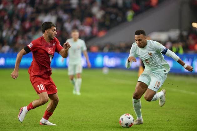 Turkiye v France - UEFA Nations League KOCAELI, TURKIYE - SEPTEMBER 25: Kylian Mbappe (R) of France in action during the UEFA Nations League A League Group 1 match between Turkiye and France at Kocaeli Stadium in Kocaeli, Turkiye, on September 25, 2026. Omer Urer Anadolu Kocaeli Turkey. Editorial use only. Please get in touch for any other usage.  Copyright: x2026xAnadoluxOmerxUrerx